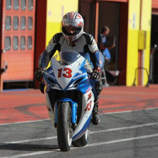 Umberto Falaschi su moto da corsa in pista Livorno